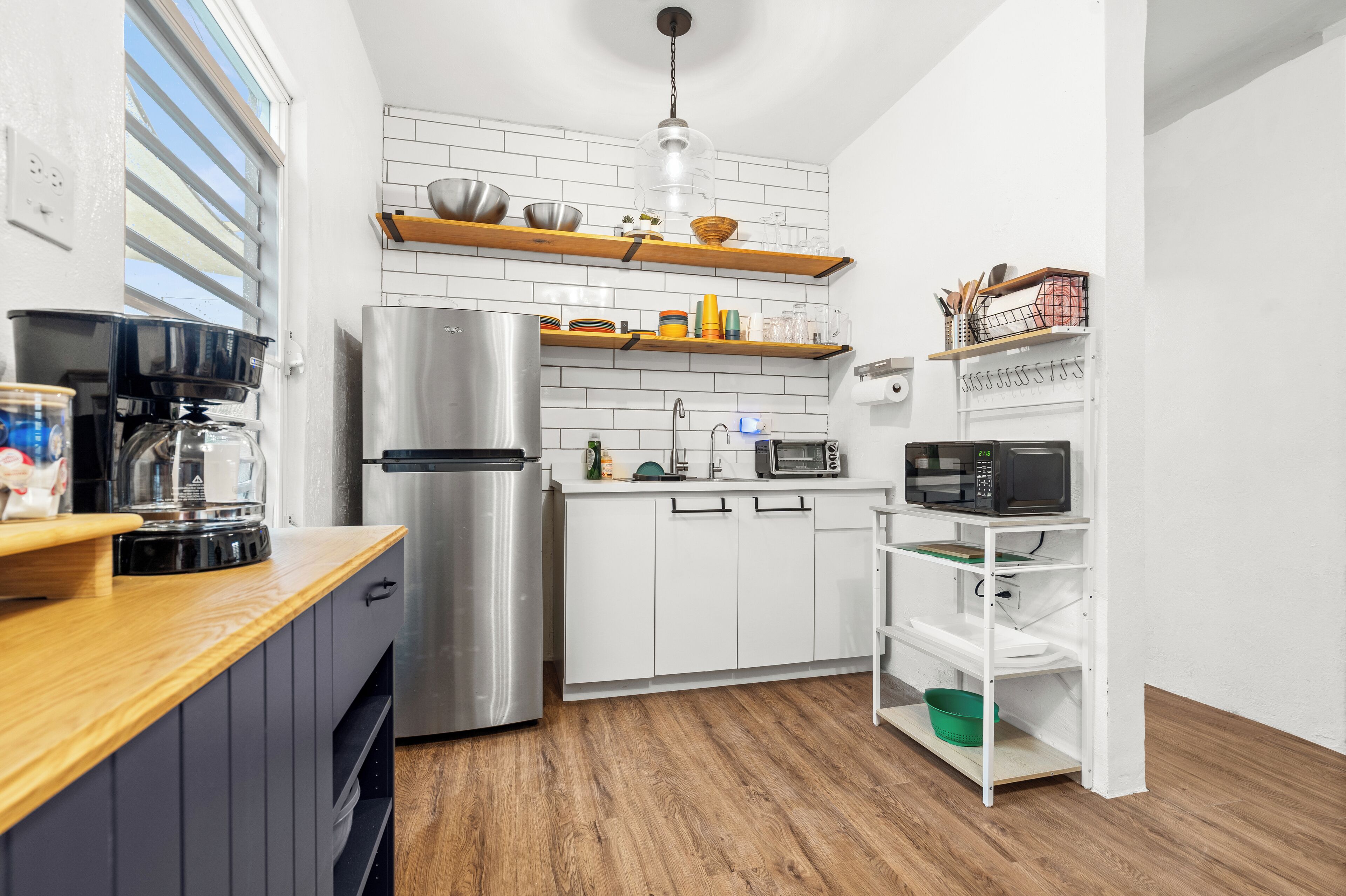 冷蔵庫、電子レンジ、オーブン、コンロ