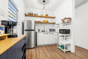 Kjøleskap, mikrobølgeovn, ovn og kokeplater