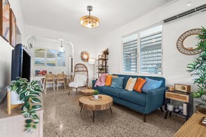 Una Smart TV, una mesa de tenis de mesa, una biblioteca de música