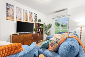 Una Smart TV, una mesa de tenis de mesa, una biblioteca de música