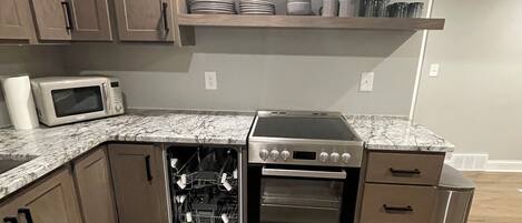 Micro-ondes, four, plaque de cuisson, lave-vaisselle