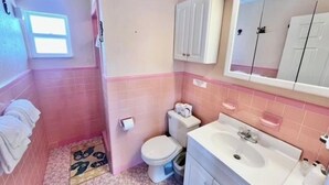 Ein Badezimmer mit Toilette, Waschbecken und Schrank.