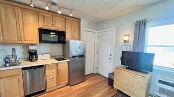 Refrigerador, microondas, placa de cocina, lavavajillas