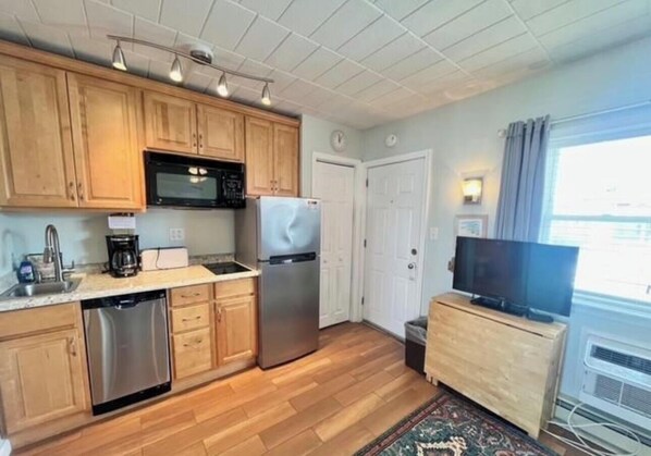 Réfrigérateur, micro-ondes, plaque de cuisson, lave-vaisselle