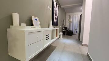 Suite monolocale Deluxe, balcone, vista città | Area soggiorno