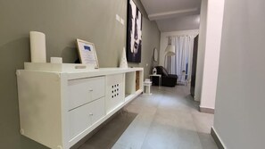 Suite monolocale Deluxe, balcone, vista città | Area soggiorno