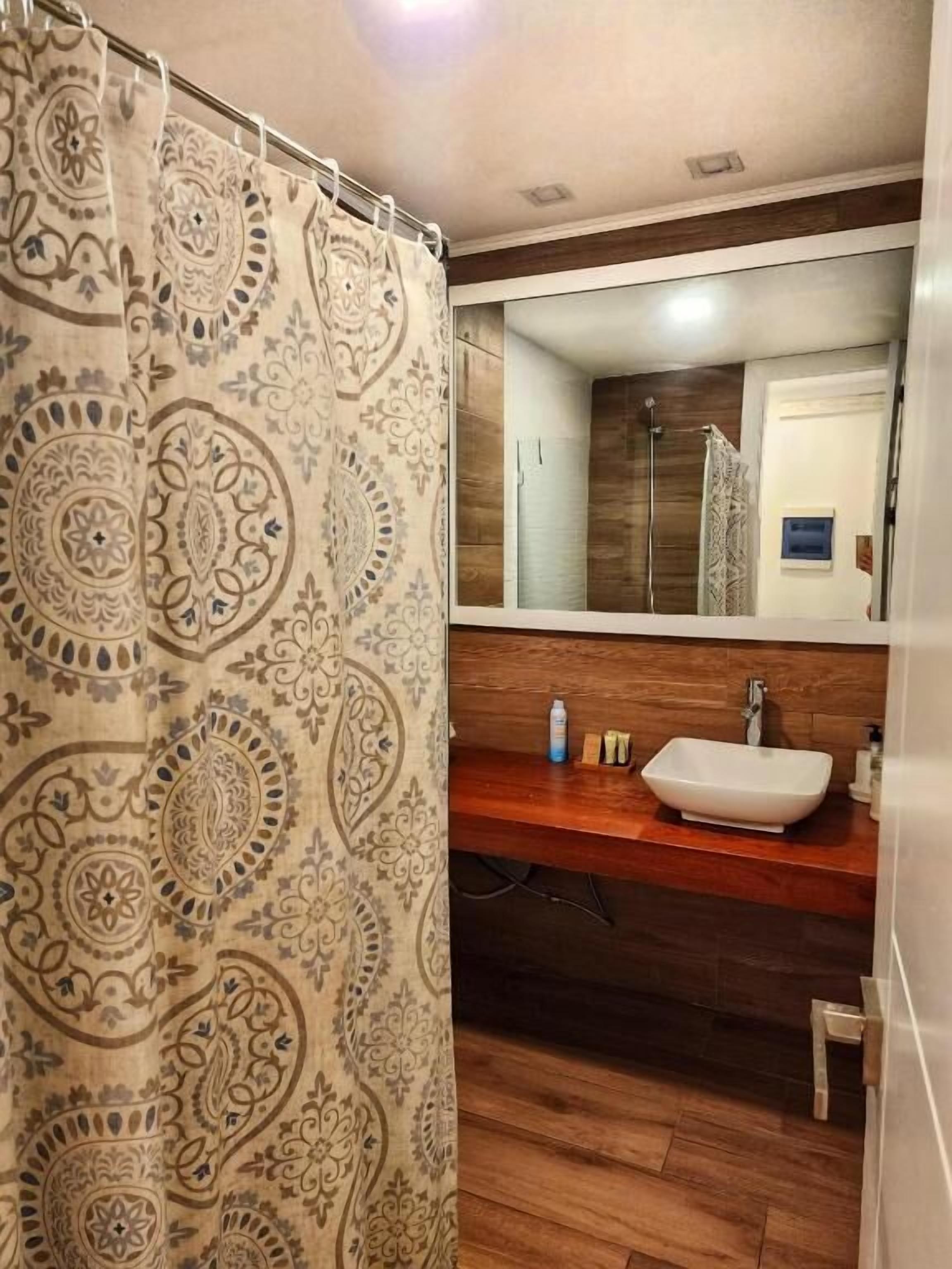 Deluxe Studio Suite, Balcony, City View | Bathroom | Shower, towels, soap, toilet paper