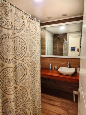 Deluxe-studiosuite - balkon - byudsigt | Badeværelse | Bruser, håndklæder, Sæbe, Toiletpapir