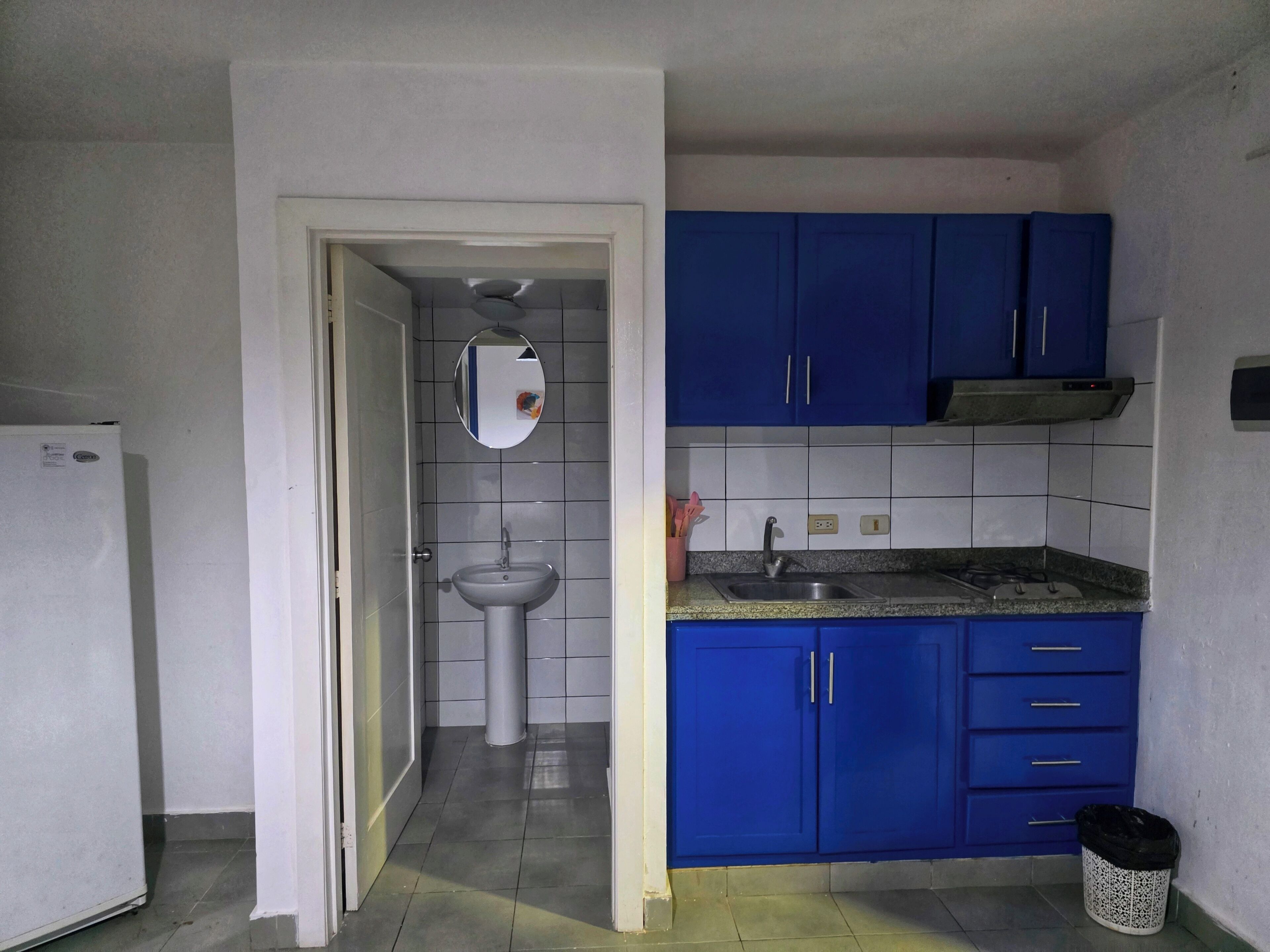 Estudi familiar, balcó, vistes a la piscina | Cuina privada | Frigorífic i utensilis de cuina, vaixella i coberteria 