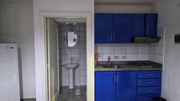 Monolocale familiare, balcone, vista piscina | Cucina privata | Frigorifero, pentole/stoviglie/utensili