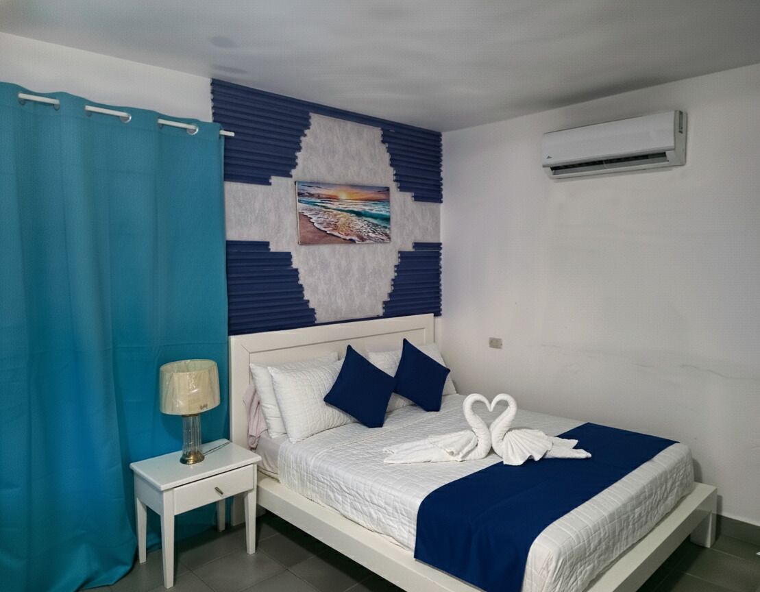 Familie studio, balkon, uitzicht op zwembad | Een kluis op de kamer, verduisterende gordijnen, gratis wifi