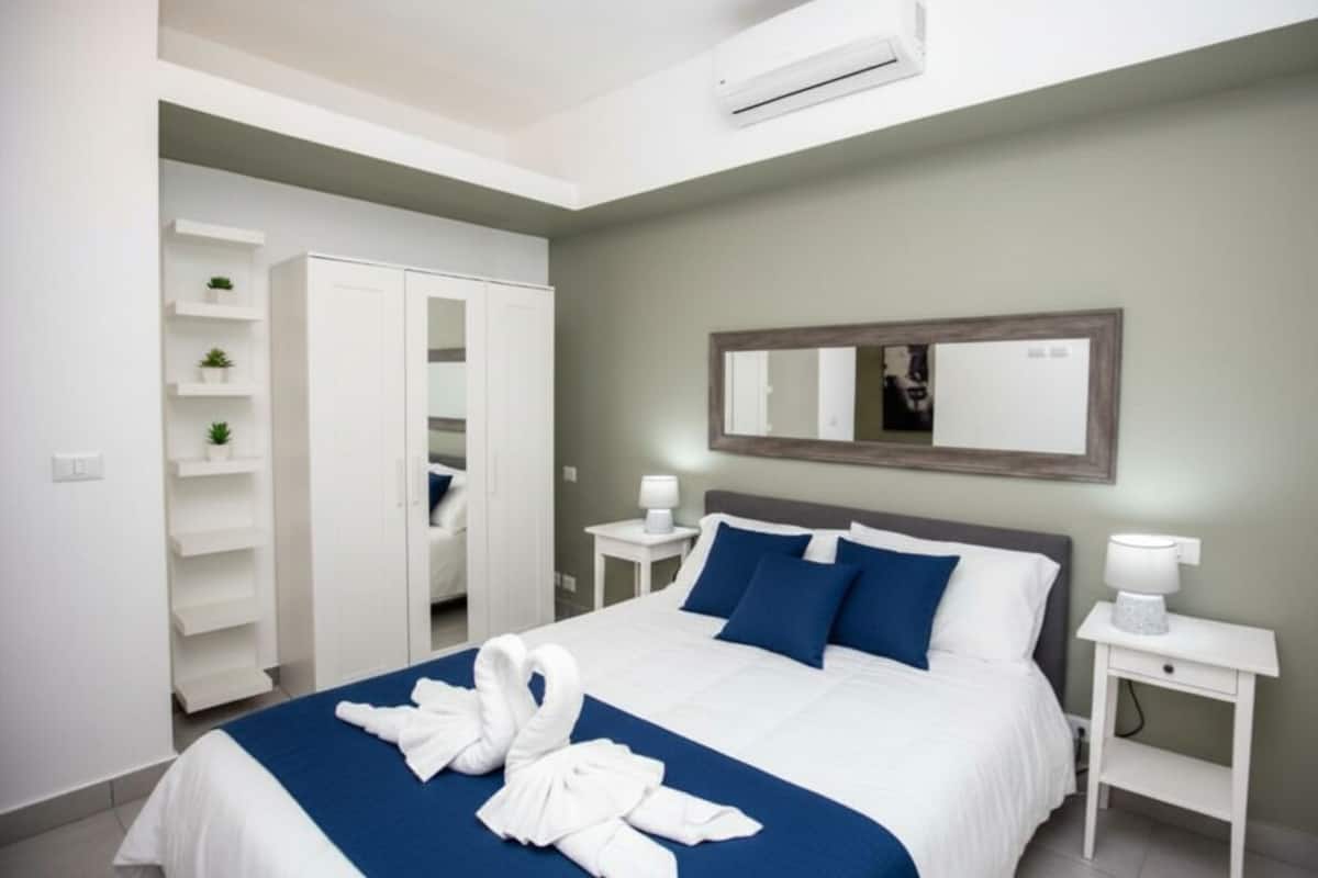 Suite monolocale Deluxe, balcone, vista città | Una cassaforte in camera, tende oscuranti, Wi-Fi gratuito