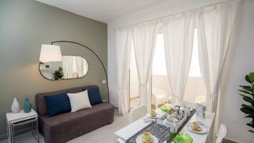 Suite monolocale Deluxe, balcone, vista città | Cucina privata | Frigorifero, pentole/stoviglie/utensili