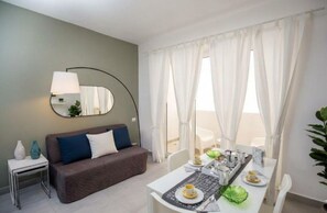 Suite monolocale Deluxe, balcone, vista città | Cucina privata | Frigorifero, pentole/stoviglie/utensili