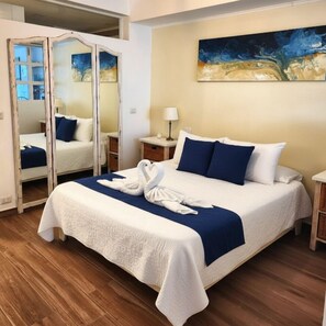 Suite monolocale Deluxe, balcone, vista città | Una cassaforte in camera, tende oscuranti, Wi-Fi gratuito