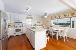 Fridge, microwave, oven, stovetop - Sea Salt and Sunshine: Family & Pet Friendly (Surf City)