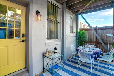 Cap Hill Rowhouse: 2 Bedrooms, Walk to Sights, Parking