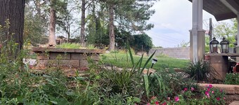 Serene 4-bedroom home, w/ 3 King beds, 2 twins, open floor plan, beautiful yard!