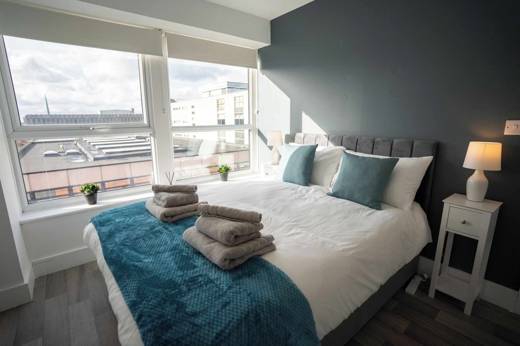 2 slaapkamers, een strijkplank/strijkijzer, beddengoed