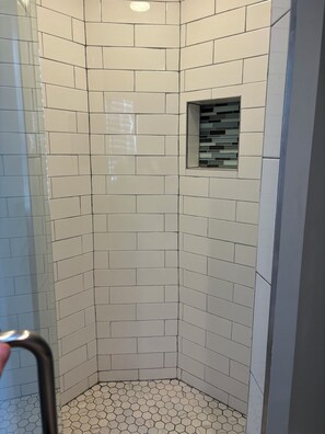 Douche, sèche-cheveux, serviettes fournies, savon