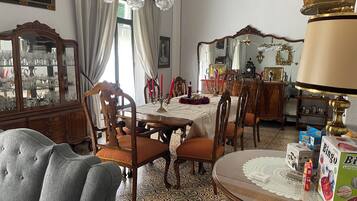 Casa superior, vista para o jardim | Ferros/tábuas de passar roupa