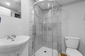 Towels, soap, toilet paper - down town location brand new units#2 (Gatineau)