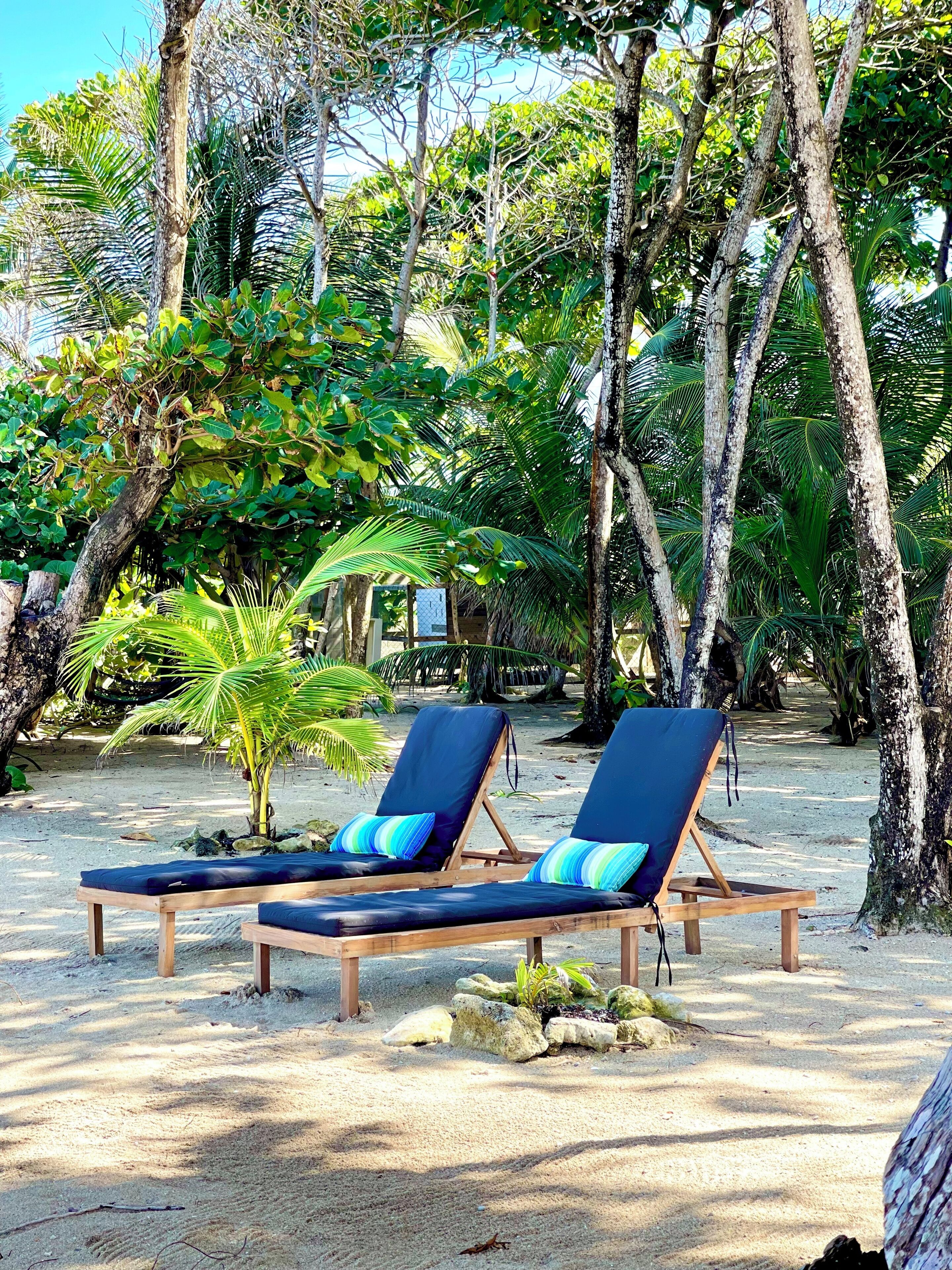 Praia particular, espreguiçadeiras, toalhas de praia 