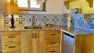 Bangalô superluxo, 1 cama King, micro-ondas, vista para a praia | Cozinha privada | Cafeteira/chaleira, torradeira