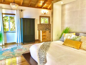 Hawksbill Luxury Beach Bungalow | Egyptian cotton sheets, premium bedding, memory-foam beds - Turtle Beach Sanctuary Utila  (Isla de Utila)
