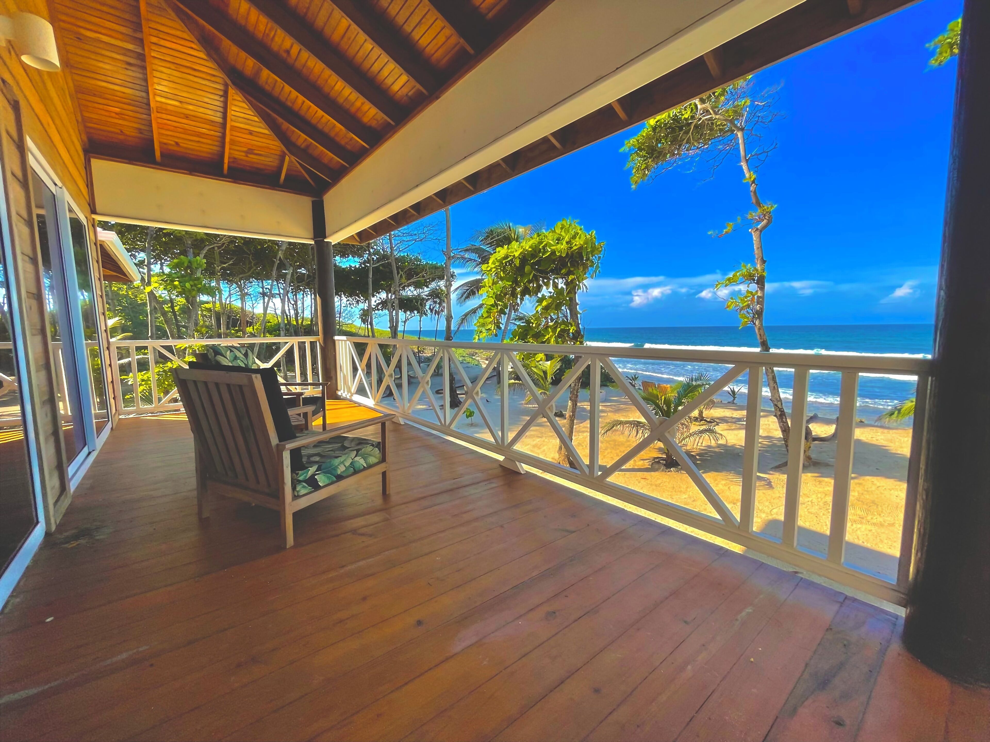 Bangalô superluxo, 1 cama King, micro-ondas, vista para a praia | Terraço/pátio