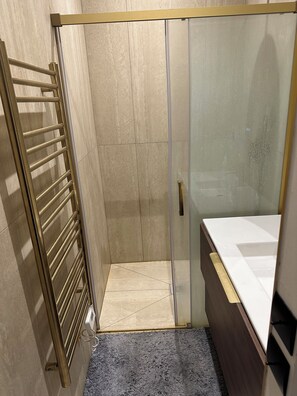 Douche, sèche-cheveux, serviettes fournies, savon