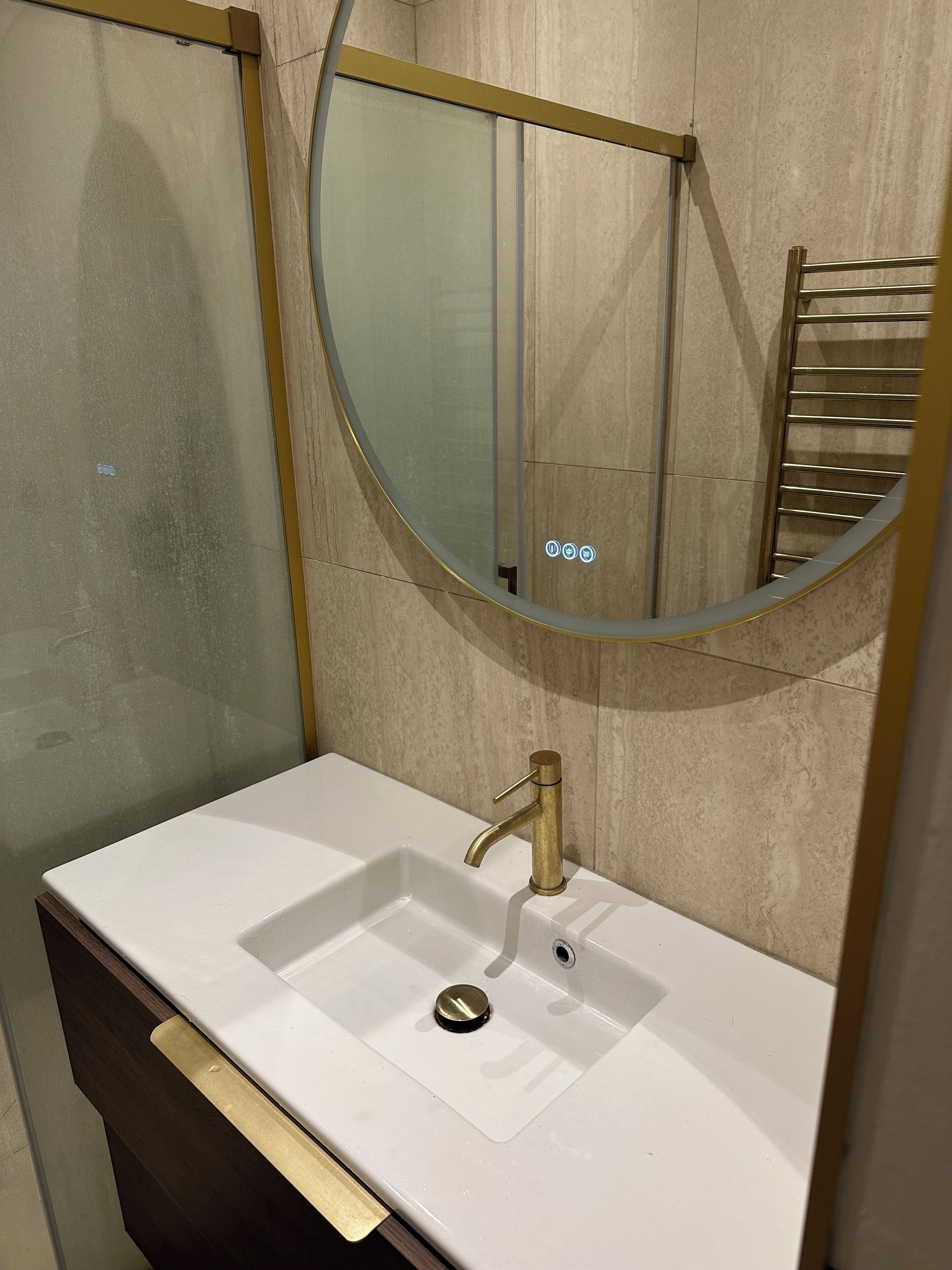 Douche, sèche-cheveux, serviettes fournies, savon