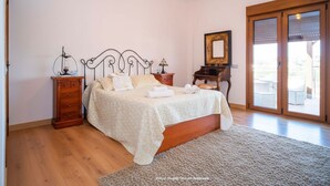 Tabla de planchar con plancha, wifi gratis y ropa de cama 