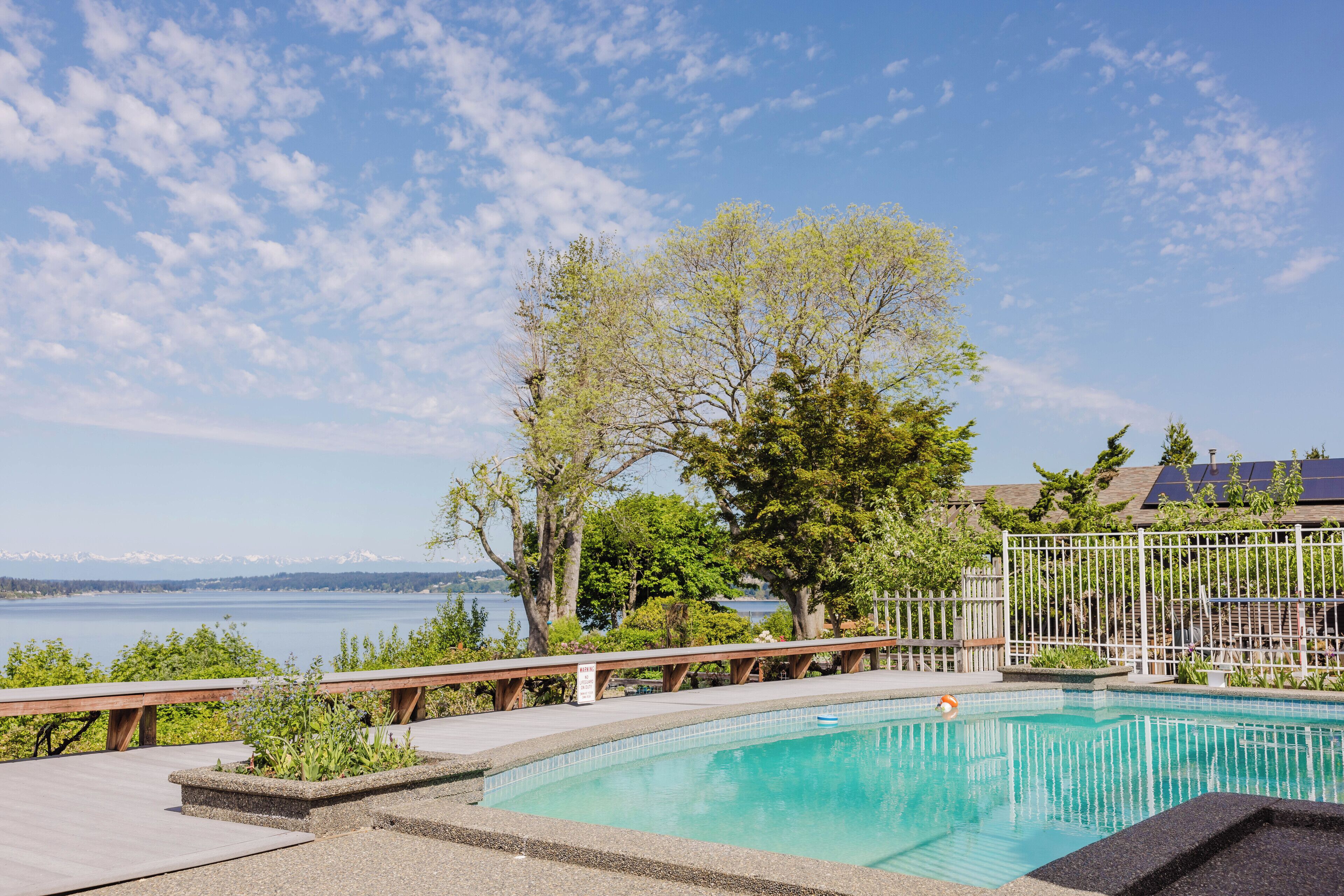 Utendørsbasseng og et oppvarmet basseng