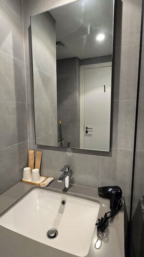 Ducha, artículos de tocador gratuitos, secador de pelo, pantuflas