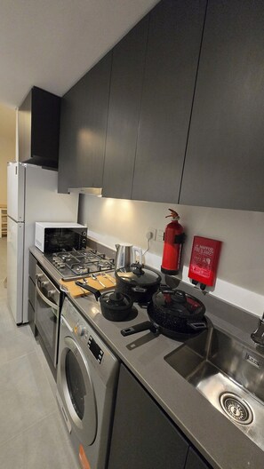 Estudio de lujo, vistas al patio | Cocina privada | Frigorífico grande, microondas, horno y placa de cocina