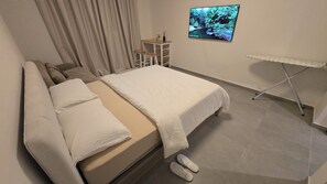 Estudio de lujo, vistas al patio | Escritorio, espacio para trabajar con un portátil, cortinas opacas