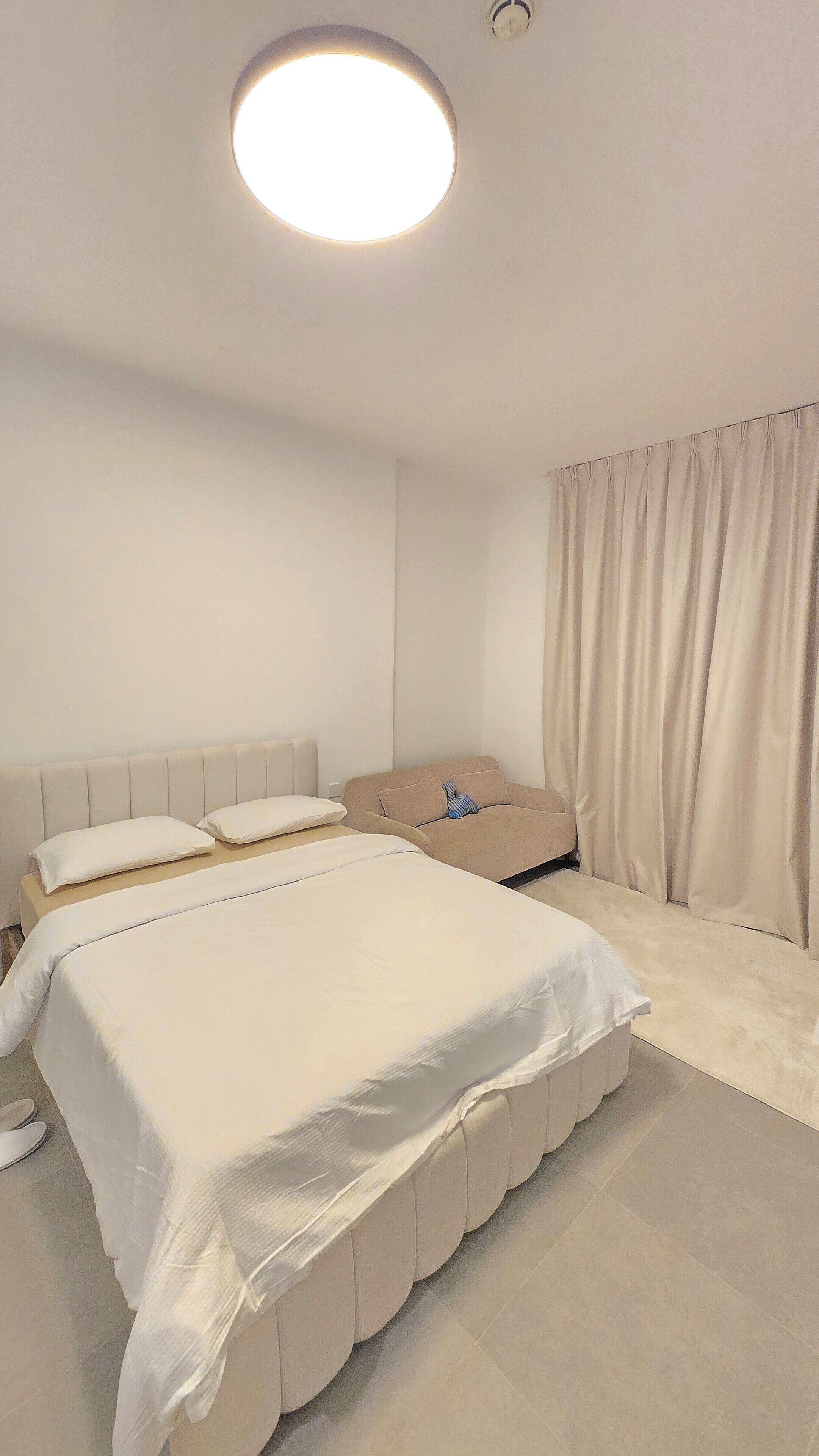 Escritorio, espacio para trabajar con laptop y cortinas blackout 