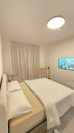 Luxury Studio, Courtyard View | Desk, laptop workspace, blackout curtains, soundproofing - Kuro Elegant Living (Sharjah)