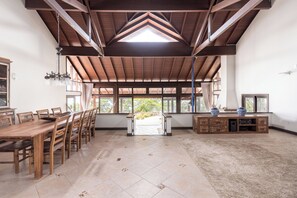 Dining - Casa Cacupé: 180° Ocean View · Swimming Pool, BBQ, Beach 100m away (Florianópolis)