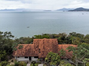 Exterior - Casa Cacupé: 180° Ocean View · Swimming Pool, BBQ, Beach 100m away (Florianópolis)