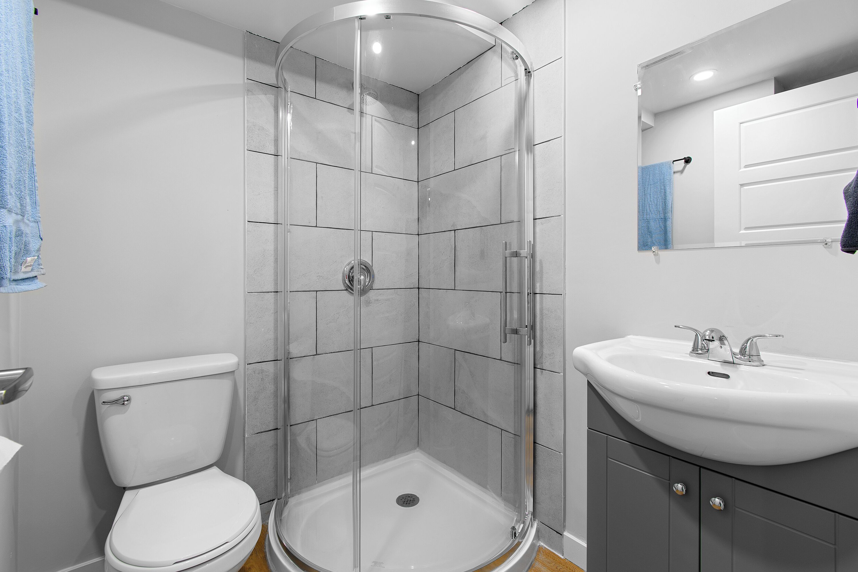 Serviettes fournies, savon, papier toilette