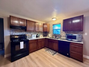 ثلاجة، ميكروويف، فرن، موقد طهي مسطح