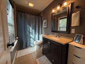 Secador de pelo, toallas, jabón, papel higiénico