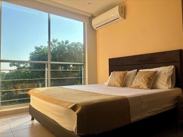 Suite estudio, vista a la ciudad | Tabla de planchar con plancha, wifi gratis y ropa de cama