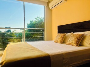 Tabla de planchar con plancha, wifi gratis y ropa de cama 