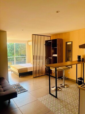 Studio suite, uitzicht op de stad | Een strijkplank/strijkijzer, gratis wifi, beddengoed