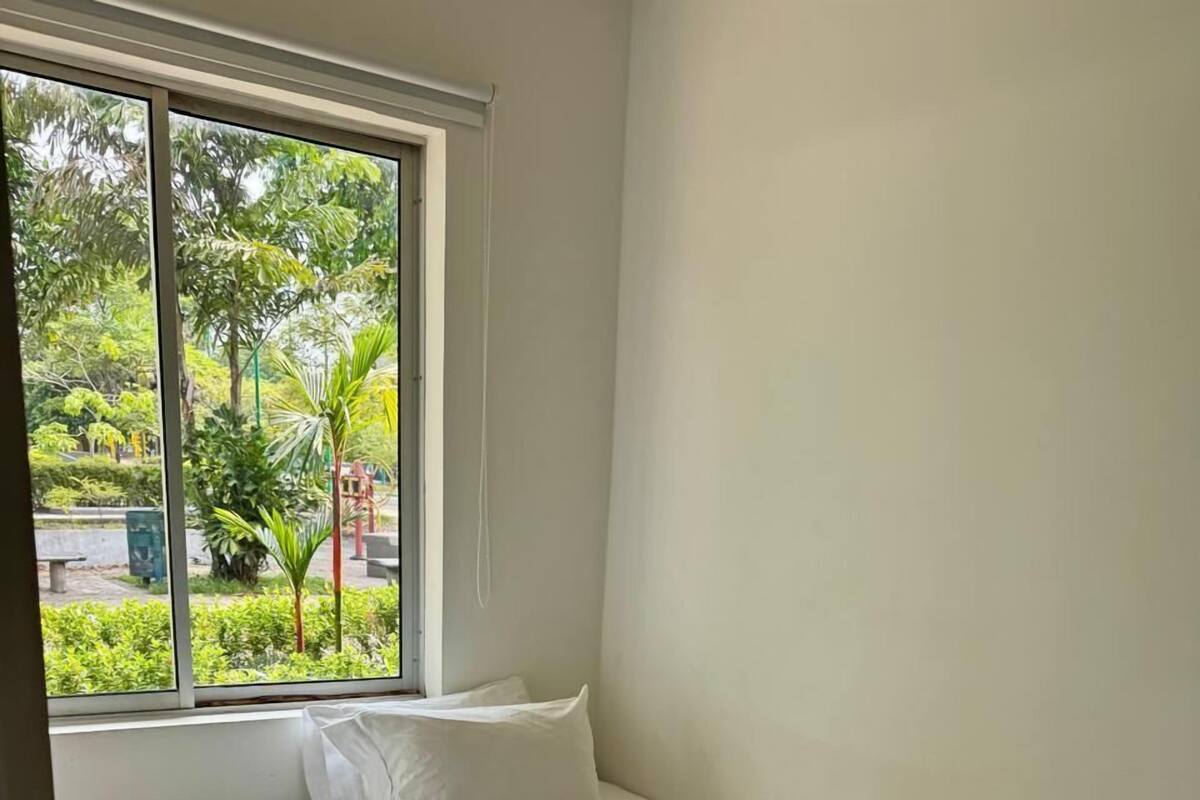 Tabla de planchar con plancha, wifi gratis y ropa de cama 