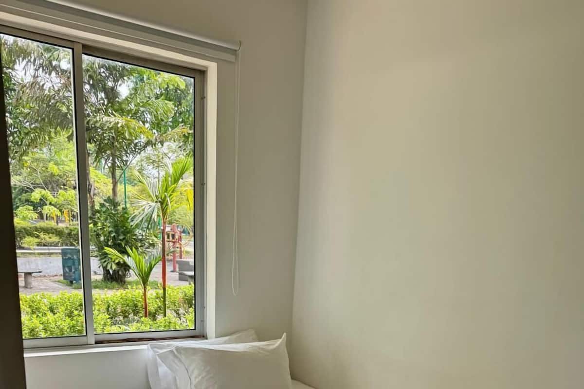 Standaard tweepersoonskamer, uitzicht op de stad | Een strijkplank/strijkijzer, gratis wifi