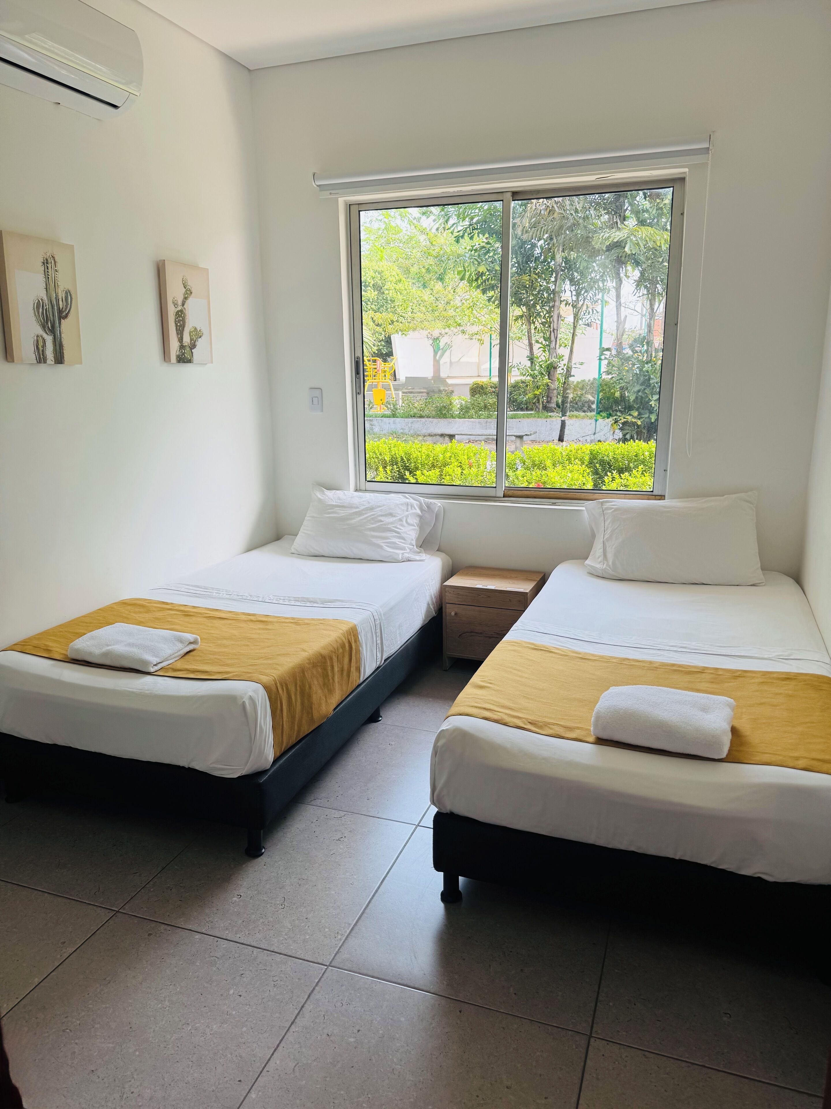 Zweibettzimmer | Bügeleisen/Bügelbrett, kostenloses WLAN, Bettwäsche